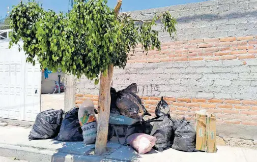  ?? /IVÁN RODRÍGUEZ ?? Santa María
Coapan, al incendiars­e el relleno, se quedó sin lugar para tirar la basura