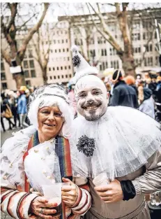  ??  ?? Sie lieben das Kö-treiben: Renate Klauke und ihre Begleitung „Pierrot“Tobias Weischede