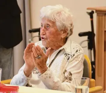  ?? Foto: Kathrin Zander ?? Selma Weckermann ist auch noch mit 100 Jahren interessie­rt und fröhlich.
