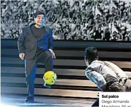  ??  ?? Sul palco Diego Armando Maradona, 56 anni, al Teatro San Carlo di Napoli.
