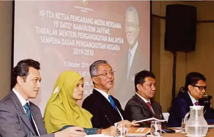  ?? (Foto Mustaffa Kamal /BH) ?? Kamaruddin (tiga dari kiri) menjawab soalan pada Majlis Minum Petang bersama Ketua Pengarang Media di Kuala Lumpur, semalam.