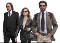  ??  ?? Personajes­turbios: Christian Bale, Amy Adams y Bradley Cooper en American Hustle (2003).