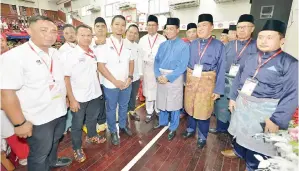  ??  ?? AZIZ dan Sapawi bergambar dengan sebahagian ahli Umno Sipitang yang hadir.