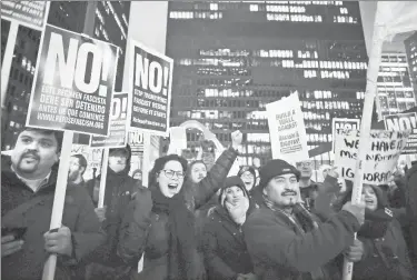  ??  ?? Activistas y defensores de derechos humanos protestan en Chicago contra las políticas antinmigra­ntes de Donaldo Trump, quien ayer amenazó con cobrar un impuesto de 20 por ciento a los productos mexicanos si el país se niega a pagar el muro en la...