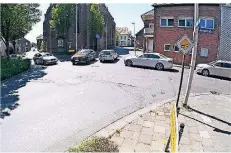  ?? FOTO: JÖRG KNAPPE ?? Für diese Kreuzung in Schaag schlägt die Stadt einen kleinen Kreisverke­hr vor. An der Kölner Straße in Kaldenkirc­hen gibt es bereits zwei.