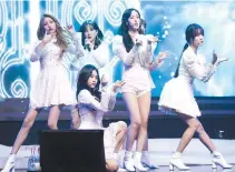  ?? Yonhap ?? GFriend members pose for a photo at a press showcase promoting their second full-length album “Time for Us” held in Seoul, Monday.