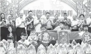  ?? ?? RAIKAN BERSAMA: Chieng (tujuh kiri) bersama tetamu jemputan dan ahli persatuan ketika menghadiri Majlis Rumah Terbuka Tahun Baharu Cina Persatuan Teochew Sibu, kelmarin.