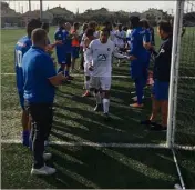  ?? (Photo S. S.) ?? Le Sporting n’a pas eu une partie de plaisir malgré les cinq divisions d’écart. Et a réservé une haie d’honneur à son adversaire.