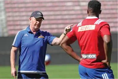  ?? BACKPAGEPI­X ?? FINAL POLISHING: Stormers skills coach Paul Feeney issues instructio­ns to Sikhumbuzo Notshe.