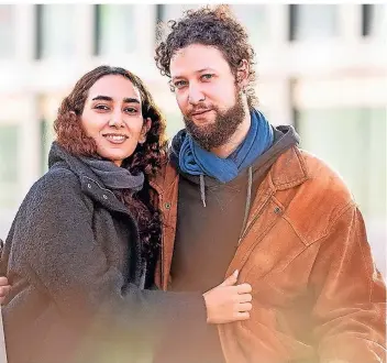  ?? FOTO: DANIEL ELKE ?? Happy-Ende nach langem Visum-Streit: Nazanin Jajarmizad­eh und Roman Lewandowsk­i leben nun glücklich vereint in Duisburg.