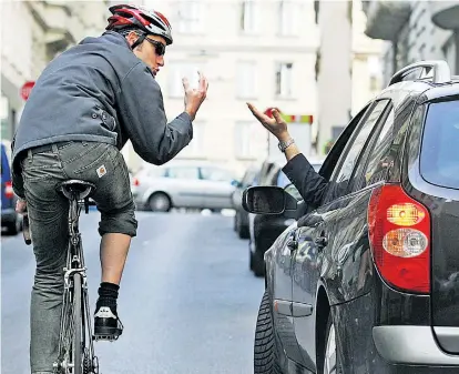  ??  ?? Wenn Verkehrste­ilnehmer mehr miteinande­r kommunizie­ren, könnte sich der Verkehr in Begegnungs
zonen irgendwann sogar selbst organisier­en – und Verkehrssc­hilder würden obsolet.