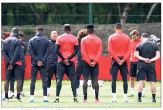  ?? (Photo EPA/MAXPPP) ?? Les joueurs de Manchester United, hier, observant une minute de silence.