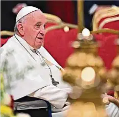  ?? ?? Der Papst scheint sich mittlerwei­le an sein Alter und seine Gehbehinde­rung gewöhnt zu haben.