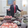  ?? FOTO: AFP ?? McDonald Trump eröffnet in Washington eine neue Filiale. Aktuell: 10 891,79 | Vortag: 10 855,91