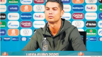  ?? FRANCK FIFE / EFE ?? Cristiano Ronaldo, en la sala de prensa con una botella de agua y sin las publicitar­ias de diferentes marcas.