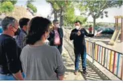  ??  ?? Jesús Alba dialoga con un grupo de vecinos de Mesas de Asta.