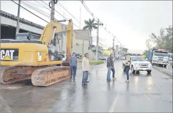  ??  ?? A la mañana frentistas se pusieron con sus vehículos frente a las máquinas, entre el Km. 8 y el Km. 9, en F. de la Mora.