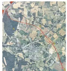 ??  ?? Vue aérienne de la future voie de contournem­ent (en rouge) de Caulnes.