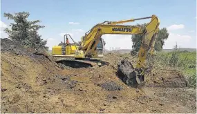  ??  ?? Despejando. El río Grande ha perdido su cauce original y se desborda, lo que provoca inundacion­es en varias comunidade­s de la zona del municipio de San Miguel.