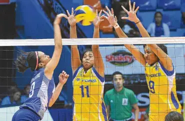  ?? AUGUST DELACRUZ ?? AIR FORCE’S Judy Anne Caballejo (11) and Dell Palomata thwart Bali Pure’s Janine Marciano in yesterday’s Shakey’s V-League Open Conference encounter at Filoil Flying V Centre.