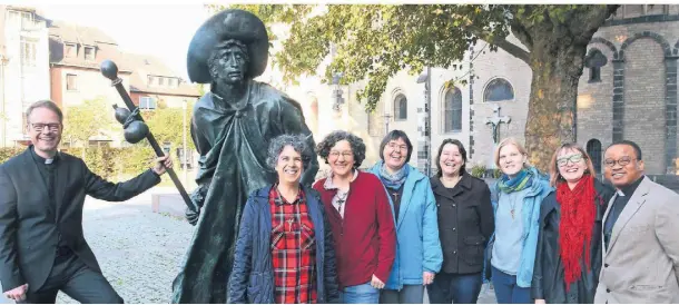  ?? FOTO: WOI ?? Oberpfarre­r Andreas Süß mit den fünf neuen Schwestern Fatima, Beatricia, Annette, Kathrin und Jeannette sowie Mira Cieslak und Pater Princewill (v.l.).