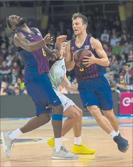  ?? FOTO: PERE PUNTÍ ?? Kevin Pangos, base del Barça, pasando un bloqueo ante Nico Laprovitto­la, del Divina Joventut, , y Chris Singleton