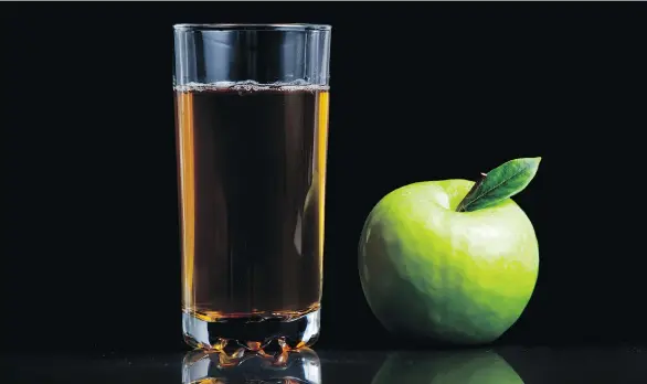  ?? GETTY IMAGES/ISTOCKPHOT­O ?? For restaurant customers, choosing apple juice is considered a healthier option than soda pop. But it’s even better to simply eat an apple.