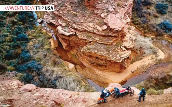  ??  ?? À Moab, les pistes longent des bras du Colorado sur des falaises vertigineu­ses.