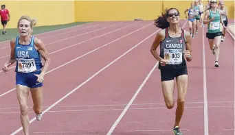  ??  ?? Patty Blanchard a tout donné dans le dernier droit du 800 mètres des Mondiaux d’athlétisme des maîtres, mardi. Un effort de dernière minute qui lui a permis de remporter la médaille d’or. - Gracieuset­é