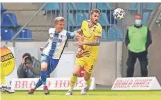  ?? FOTO: SCHROEDTER ?? Namensvett­ern unter sich: MSV-Verteidige­r Dominik Schmidt (rechts) und der Magdeburge­r Torschütze Dominik Ernst kämpfen um den Ball.