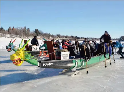  ?? Photo : Daniel Bahuaud ?? Des équipes du Centre du kayak et du canot du Manitoba ont rodé leurs nouveaux bateauxdra­gons, le 18 février, en prévision du Festival de bateaux-dragons sur glace du 25 février. Au moment d’écrire ces lignes, l’évènement de la Manitoba Paddling...