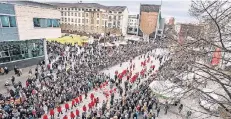  ?? RP-ARCHIVFOTO: REICHWEIN ?? Rosenmonta­g hatten die Karnevalis­ten die Stadt im Griff, anschließe­nd begann das große Reinemache­n.