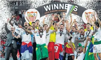  ?? ?? Los jugadores de Sevilla celebran el título de la Europa League.