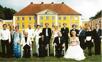  ?? Foto: Michael Köhler/ZDF, dpa ?? Sehr, sehr westdeutsc­h: Diese Herrschaft­en stritten sich um das „Erbe der Guldenburg­s“.