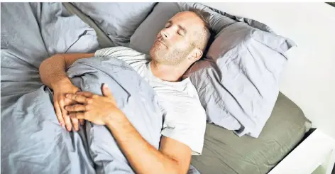  ?? FOTO: ISTOCK ?? Ein gemütliche­s Bett, die richtige Beleuchtun­g und wenig Störfaktor­en können für ruhigen und erholsamen Schlaf sorgen.
