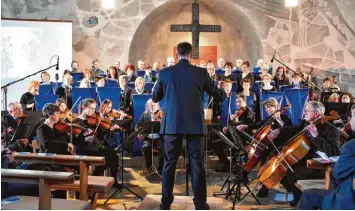  ?? Foto: Isolde Saur ?? Der Kammerchor Calypso Höchstädt wartete bei den Konzerten zum zwanzigste­n Jubiläum mit einem großen Kammerorch­ester unter der Leitung des Dirigenten Tobias Schmid auf. Das Motto lautete: „Singen macht Spaß, Singen tut gut.“Die Konzerte in Dil lingen...