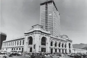  ??  ?? La estación Medellín, del Ferrocarri­l de Antioquia, fue restaurada del