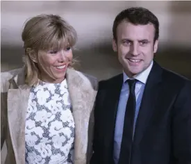  ?? FOTO: EPA/ETIENNE LAURENT ?? STäNDIGT TILLSAMMAN­S. Emmanuel Macron har fört sin valkampanj med hustrun Brigitte vid sin sida.