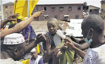  ??  ?? Tragedia. Varios testigos dijeron que hasta 100 niños podrían haber estado en la escuela primaria cuando se vino abajo el edificio, ubicado en Lagos.