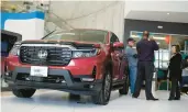  ?? DAVID ZALUBOWSKI/AP ?? Customers confer with a salesperso­n April 15 at a Honda dealership in Highlands Ranch, Colo.