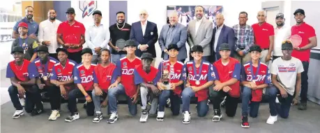  ?? ?? Jugadores del equipo U12 exhiben los premios alcanzados en la Serie del Caribe Kids. Figura Alberto Rodríguez, director del Inefi, ejecutivos de la Lidom y la federación de béisbol.