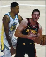  ?? JOHN BAZEMORE — THE ASSOCIATED PRESS ?? Forward Kent Bazemore, left, commits one of the Warriors’ 26 fouls on Sunday against Atlanta Hawks forward Danilo Gallinari. Golden State lost 117-111.