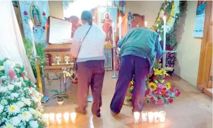  ?? Tomás Baños ?? Velan a Arcadio Rodríguez Pérez y a su esposa en la comunidad de San Juan Quetzalcoa­pan.