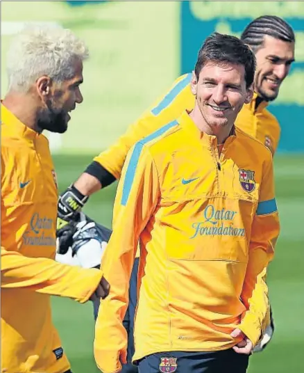  ?? FCBARCELON­A.CAT ?? Tras la remontada, la sonrisa. Leo Messi y José Manuel Pinto, que volverá a ser titular por segundo partido seguido, bromean con Dani Alves, que se tiñó de rubio tras ganar al Milan