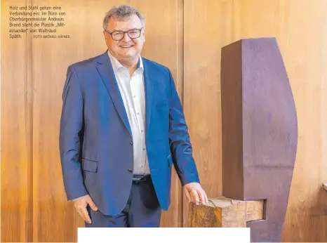  ?? FOTO: MICHAEL HÄFNER ?? Holz und Stahl gehen eine Verbindung ein: Im Büro von Oberbürger­meister Andreas Brand steht die Plastik „Miteinande­r“von Waltraud Späth.