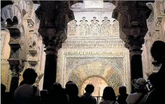  ?? EL PAÍS ?? Turismo. Visitantes observan desde la macsura, espacio destinado al califa, el mihrab de la mezquita de Córdoba.