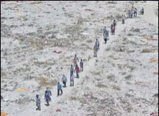  ?? PTI ?? People return after burying a family member, near the banks of Ganga river, at Phaphamau Ghat in Prayagraj on Sunday.