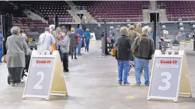  ?? JIM THOMPSON/JOURNAL ?? A COVID-19 vaccinatio­n clinic held on Friday at the Rio Rancho Events Center was expected to draw about 1,700 people.