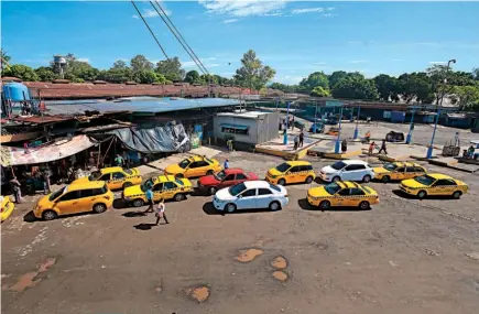  ??  ?? Paro. Ante la ausencia de unidades de las rutas de oriente, algunas cooperativ­as de taxis ofrecieron viajes al interior.