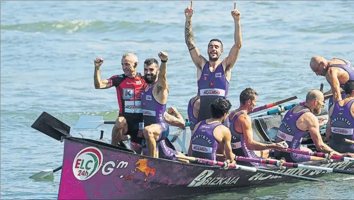  ?? FOTO: JUAN ECHEVERRÍA ?? El veterano patrón de Santurtzi, Asier Zurinaga, y el proel, Ander Zabala, muestran su alegría a bordo de la Sotera, que ayer volvió a ser la más rápida en aguas de la Ría de Bilbao